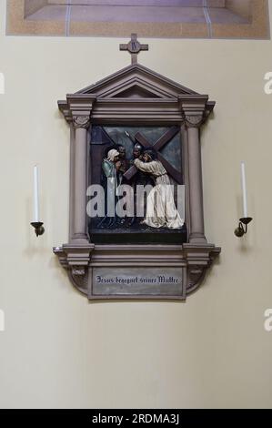 Vienne, Autriche. 19 juillet 2023. Église paroissiale de St. François d'Assise. Image, Jésus rencontre sa mère Banque D'Images