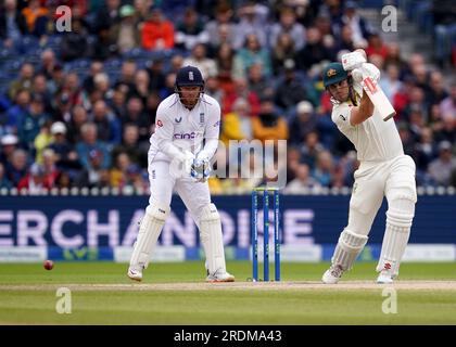 L'australien Mitchell Marsh (à droite) bat et l'anglais Jonny Bairstow se penchent sur la quatrième journée du quatrième test-match LV= Insurance Ashes Series à Emirates Old Trafford, Manchester. Date de la photo : Samedi 22 juillet 2023. Banque D'Images