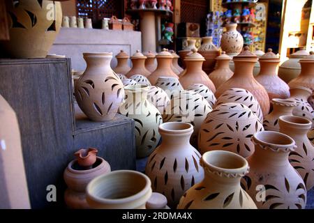 Stand avec vases en terre cuite ajourés, Nizwa Souk, Oman Banque D'Images