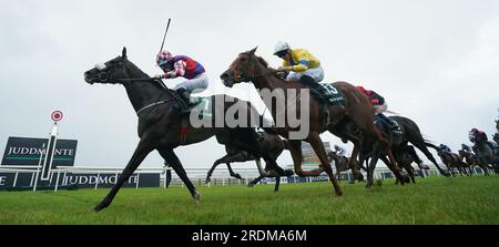 Strike Red monté par Billy Garritty remporte le Paddy Power Scurry handicap lors de la première journée du week-end de juillet Juddmonte Irish Oaks à l'hippodrome de Curragh, dans le comté de Kildare. Date de la photo : Samedi 22 juillet 2023. Banque D'Images