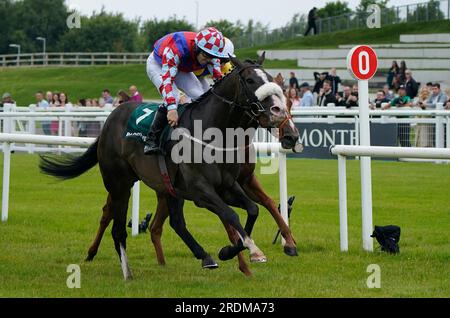 Strike Red monté par Billy Garritty remporte le Paddy Power Scurry handicap lors de la première journée du week-end de juillet Juddmonte Irish Oaks à l'hippodrome de Curragh, dans le comté de Kildare. Date de la photo : Samedi 22 juillet 2023. Banque D'Images