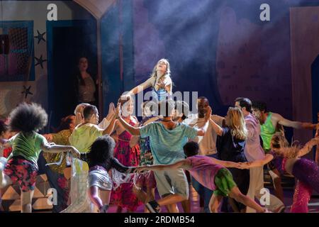 Sao Paulo. 21 juillet 2023, Sao Paulo, Brésil : la première du spectacle ''Mamma Mia'' a eu lieu à Vibra Sao Paulo, vendredi (21) soir. Les acteurs Claudia Netto, Maria Clara Gueiros, Gottsha, Maria Brasil, Diego montez, Sergio Menezes, André Dias et Renato Rabelo seront exposés jusqu'au 29 juillet. Crédit : Fabricio Bomjardim/Thenews2 (photo : Fabricio Bomjardim/Thenews2/Zumapress) (image de crédit : © Fabricio Bomjardim/TheNEWS2 via ZUMA Press Wire) USAGE ÉDITORIAL UNIQUEMENT! Non destiné à UN USAGE commercial ! Banque D'Images