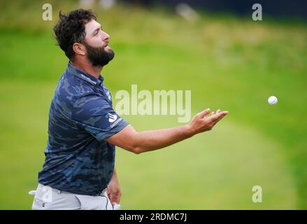 L'Espagnol Jon Rahm célèbre un birdie le 18e jour de l'Open au Royal Liverpool, Wirral. Date de la photo : Samedi 22 juillet 2023. Banque D'Images