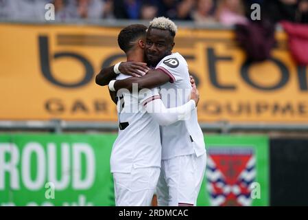 Maxwel Cornet de West Ham United (à droite) célèbre avoir marqué le premier but de son équipe avec Said Benrahma lors du match amical de pré-saison au Chigwell Construction Stadium, à Dagenham. Date de la photo : Samedi 22 juillet 2023. Banque D'Images