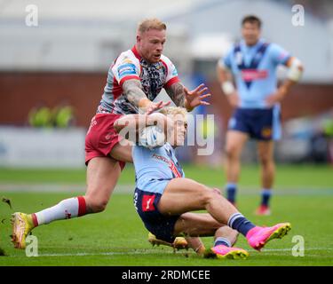 Tee Ritson #25 de St. Helens est attaqué par Oliver Holmes #16 de Leigh Leopards lors du match de demi-finale de la Betfred Challenge Cup Leigh Leopards vs St Helens au stade Halliwell Jones, Warrington, Royaume-Uni, le 22 juillet 2023 (photo de Steve Flynn/News Images) Banque D'Images