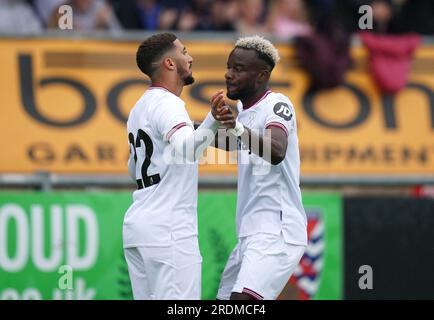 Maxwel Cornet de West Ham United (à droite) célèbre avoir marqué le premier but de son équipe avec Said Benrahma lors du match amical de pré-saison au Chigwell Construction Stadium, à Dagenham. Date de la photo : Samedi 22 juillet 2023. Banque D'Images