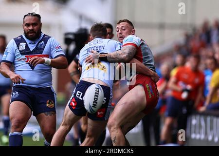 Warrington, Royaume-Uni. 22 juillet 2023. Jack Welsby de St Helens est attaqué par Josh Charnley de Leigh Leopards lors de la demi-finale de la Betfred Challenge Cup entre Leigh Leopards et Saint Helens au Halliwell Jones Stadium, Warrington le samedi 22 juillet 2023. (Photo : Pat Scaasi | MI News) crédit : MI News & Sport / Alamy Live News Banque D'Images