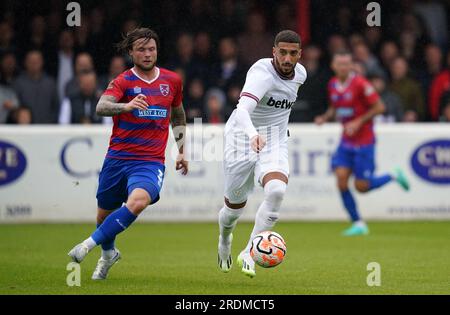 Said Benrahma de West Ham United (à droite) et Elliot Johnson de Dagenham et Radbridge se battent pour le ballon lors du match amical de pré-saison au Chigwell Construction Stadium, Dagenham. Date de la photo : Samedi 22 juillet 2023. Banque D'Images