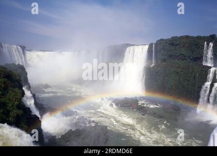 Argentine. Chutes d'Iguazu avec arc-en-ciel. Banque D'Images