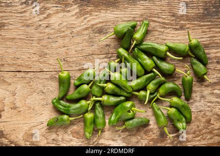 Poivrons Padron achetés dans un supermarché et importés au Royaume-Uni du Maroc. Affiché sur une planche à découper en bois. Angleterre Royaume-Uni GB Banque D'Images