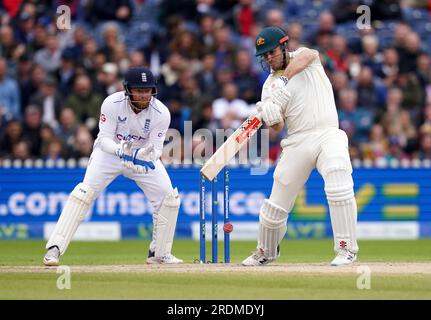 L'australien Mitchell Marsh (à droite) bat alors que l'anglais Jonny Bairstow regarde le quatrième jour du quatrième test-match LV= Insurance Ashes Series à Emirates Old Trafford, Manchester. Date de la photo : Samedi 22 juillet 2023. Banque D'Images