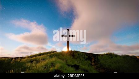 Une croix sur la colline avec des nuages se déplaçant sur le ciel étoilé bleu. Pâques, résurrection, nouvelle vie, concept de rédemption. Banque D'Images