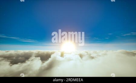 soleil sur le ciel bleu au-dessus des nuages en mouvement. Soirée avec ciel nuageux. Beau paysage nuageux et coucher de soleil Banque D'Images