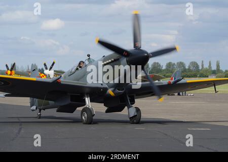 Vickers Supermarine, Spitfire, FRXIVe, RM927, G-SXIV, Légendes volantes, Église Fenton, Leeds, Banque D'Images