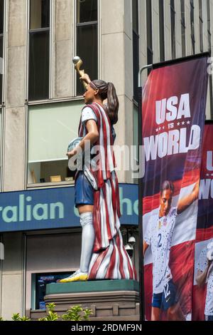 La statue de football « Liberty Alex » est exposée au Fox Square, 2023, New York, États-Unis Banque D'Images