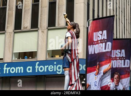 La statue de football « Liberty Alex » est exposée au Fox Square, 2023, New York, États-Unis Banque D'Images