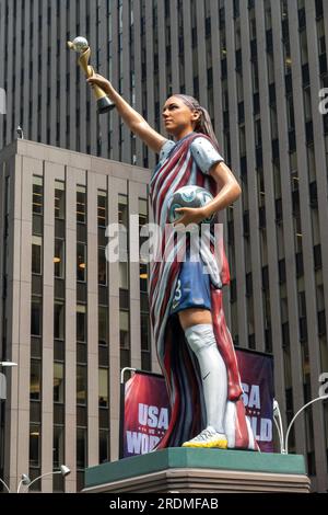 La statue de football « Liberty Alex » est exposée au Fox Square, 2023, New York, États-Unis Banque D'Images