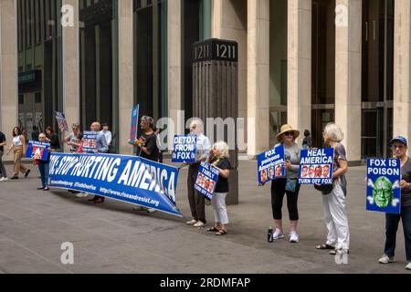 Manifestants devant le siège de Fox News dans Midtown Manhattan, 2023, New York, États-Unis Banque D'Images