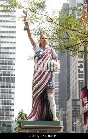 La statue de football « Liberty Alex » est exposée au Fox Square, 2023, New York, États-Unis Banque D'Images