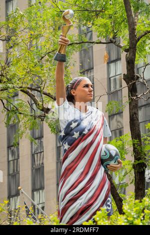 La statue de football « Liberty Alex » est exposée au Fox Square, 2023, New York, États-Unis Banque D'Images