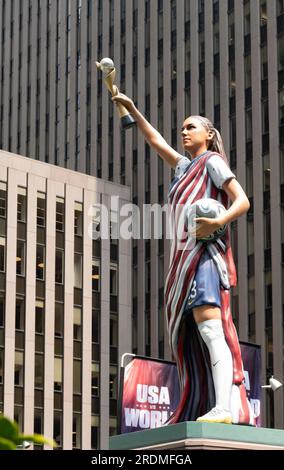 La statue de football « Liberty Alex » est exposée au Fox Square, 2023, New York, États-Unis Banque D'Images