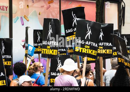 La ligne de piquetage SAG et AFTRA au Rockefeller Center a attiré de grandes foules sur la ligne de piquetage, le 18 juillet 2023, New York City, USA Banque D'Images