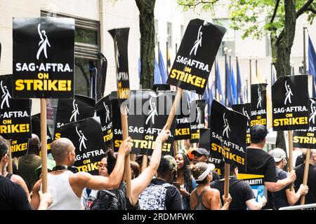 La ligne de piquetage SAG et AFTRA au Rockefeller Center a attiré de grandes foules sur la ligne de piquetage, le 18 juillet 2023, New York City, USA Banque D'Images