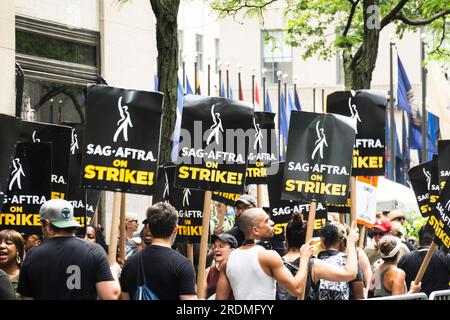 La ligne de piquetage SAG et AFTRA au Rockefeller Center a attiré de grandes foules sur la ligne de piquetage, le 18 juillet 2023, New York City, USA Banque D'Images