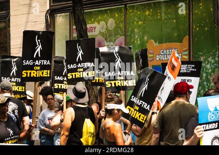 La ligne de piquetage SAG et AFTRA au Rockefeller Center a attiré de grandes foules sur la ligne de piquetage, le 18 juillet 2023, New York City, USA Banque D'Images