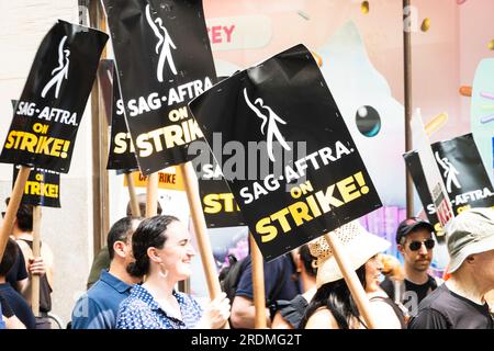 La ligne de piquetage SAG et AFTRA au Rockefeller Center a attiré de grandes foules sur la ligne de piquetage, le 18 juillet 2023, New York City, USA Banque D'Images