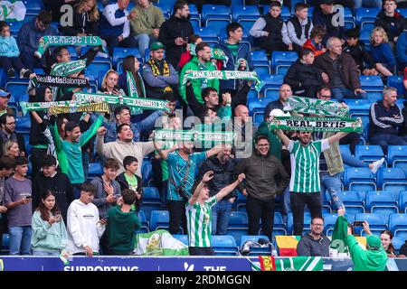 Fans du Real Betis lors du match amical de pré-saison Real Betis vs Middlesbrough au SMH Group Stadiumact Stadium, Chesterfield, Royaume-Uni, le 22 juillet 2023 (photo de Ryan Crockett/News Images) Banque D'Images