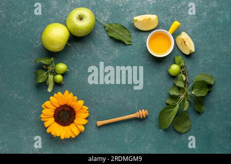 Cadre en bol avec miel, pommes et tournesol pour la célébration de Rosh Hashanah (nouvel an juif) sur fond bleu Banque D'Images