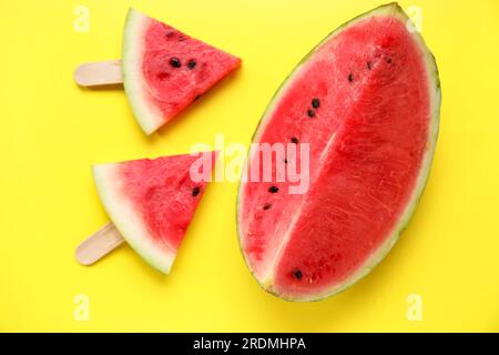 Composition avec de savoureux bâtons de pastèque sur fond jaune Banque D'Images