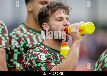 Weurt, Allemagne. 22 juillet 2023. WEURT, ALLEMAGNE - JUILLET 22 : Dirk Proper de N.E.C. buvant lors du match amical de pré-saison entre N.E.C. et Altrincham FC au Sportpark de Kamp le 22 juillet 2023 à Weurt, Allemagne (photo de Broer van den Boom/Orange Pictures) crédit : Orange pics BV/Alamy Live News Banque D'Images