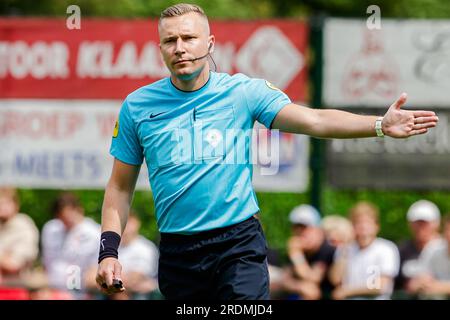 Weurt, Allemagne. 22 juillet 2023. WEURT, ALLEMAGNE - JUILLET 22 : arbitre Martijn vos lors du match amical de pré-saison entre N.C.A. et Altrincham FC au Sportpark de Kamp le 22 juillet 2023 à Weurt, Allemagne (photo de Broer van den Boom/Orange Pictures) crédit : Orange pics BV/Alamy Live News Banque D'Images