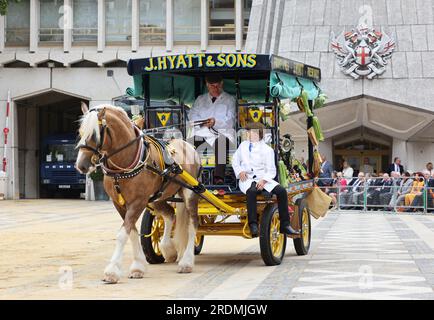 Londres, Royaume-Uni 22 juillet 2023. Samedi matin, à Square Mile de Londres, nous sommes restés au sec pour le marquage annuel des chariots historiques, où chaque carr et chariot, et chaque véhicule, du vintage à l'électrique, est marqué avec les armoiries de la ville. La cérémonie au Guildhall a été dirigée par Andrew Turner, le Maître Carman, et Nicholas Lyons, très honorable Lord Maire. Crédit : Monica Wells/Alamy Live News Banque D'Images