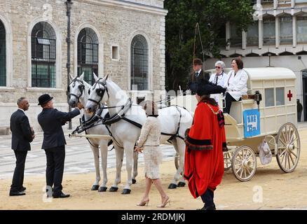 Londres, Royaume-Uni 22 juillet 2023. Samedi matin, à Square Mile de Londres, nous sommes restés au sec pour le marquage annuel des chariots historiques, où chaque carr et chariot, et chaque véhicule, du vintage à l'électrique, est marqué avec les armoiries de la ville. La cérémonie au Guildhall a été dirigée par Andrew Turner, le Maître Carman, et Nicholas Lyons, très honorable Lord Maire. Crédit : Monica Wells/Alamy Live News Banque D'Images