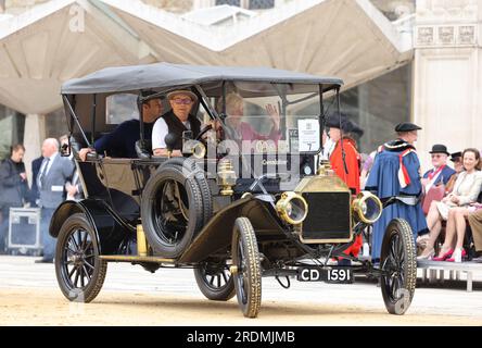 Londres, Royaume-Uni 22 juillet 2023. Samedi matin, à Square Mile de Londres, nous sommes restés au sec pour le marquage annuel des chariots historiques, où chaque carr et chariot, et chaque véhicule, du vintage à l'électrique, est marqué avec les armoiries de la ville. La cérémonie au Guildhall a été dirigée par Andrew Turner, le Maître Carman, et Nicholas Lyons, très honorable Lord Maire. Crédit : Monica Wells/Alamy Live News Banque D'Images