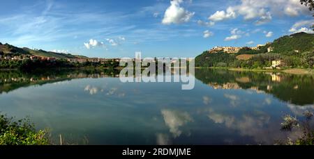 foto panoramica del lago di Mercatale e di Sassocorvaro sulla collina Banque D'Images