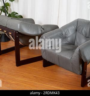 Chaises longues en cuir gris. Mobilier de salon vintage du milieu du siècle. Banque D'Images