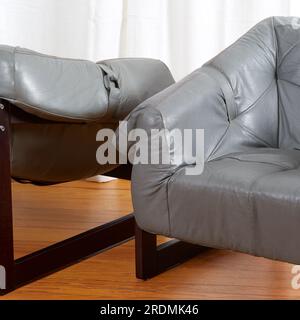 Chaises longues en cuir gris. Mobilier de salon vintage du milieu du siècle. Banque D'Images