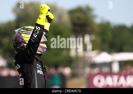 Mogyorod, Hongrie. 22 juillet 2023. Lewis Hamilton de Mercedes AMG Petronas F1 Team célèbre la fin des qualifications pour le Grand Prix de F1 de Hongrie à Hungaroring le 22 juillet 2022 à Mogyorod, Hongrie. Crédit : Marco Canoniero/Alamy Live News Banque D'Images