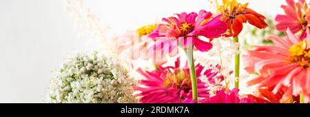 Bouquet d'été de Zinnia colorée, inflorescences d'oignon et brins de menthe, bouquet de fleurs sur la table près du mur Banque D'Images