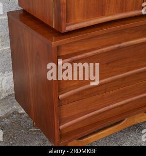 Superbe commode moderne du milieu du siècle. mobilier en bois incurvé vintage des années 1960. Banque D'Images