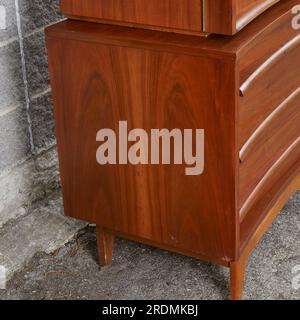 Superbe commode moderne du milieu du siècle. mobilier en bois incurvé vintage des années 1960. Banque D'Images