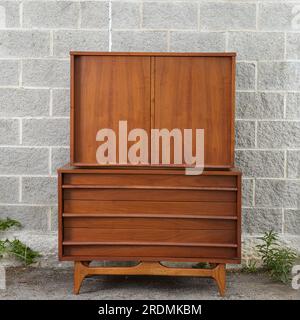 Superbe commode moderne du milieu du siècle. mobilier en bois incurvé vintage des années 1960. Banque D'Images