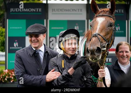 L'entraîneur Aidan O'Brien et le jockey Ryan Moore célèbrent sur le ring après que Savethelastdance ait remporté le Juddmonte Irish Oaks de 1e année lors de la première journée du week-end de Juddmonte Irish Oaks de juillet au Curragh Racecourse, dans le comté de Kildare. Date de la photo : Samedi 22 juillet 2023. Banque D'Images