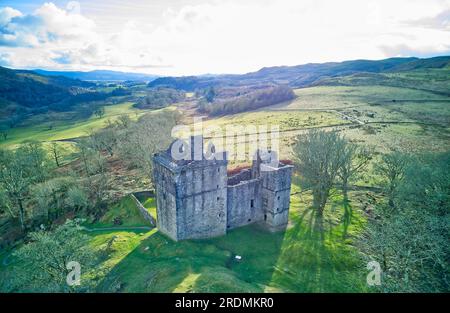 Vue aérienne du château de la Carnasserie (également orthographié Carnassarie), une tour en ruine du 16e siècle. Près de Kilmartin, Argyll, Écosse. Banque D'Images