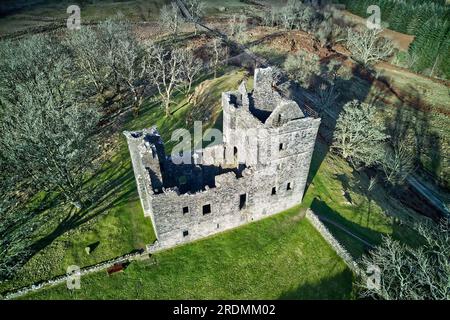 Vue aérienne du château de la Carnasserie (également orthographié Carnassarie), une tour en ruine du 16e siècle. Près de Kilmartin, Argyll, Écosse. Banque D'Images