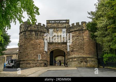 Porte du château de Skipton, High Street, Skipton, North Yorkshire, Angleterre, ROYAUME-UNI Banque D'Images